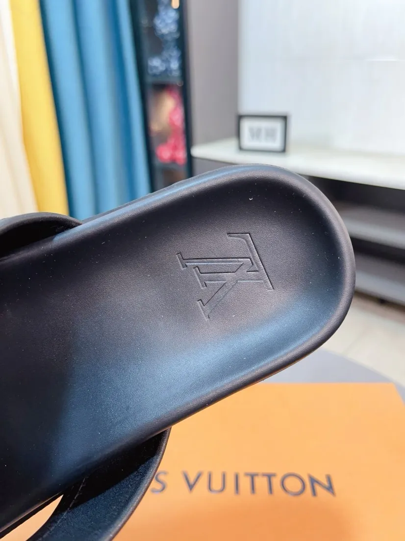 Ex-factory price 320🌹🌹 (lv-Louis Vuitton) new men's sandals, high-end boutique, exquisite embossed logo decoration on the upper, fine workmanship, super soft soles, casual, loose and comfortable, a must-have in summer! \nsize：38-44